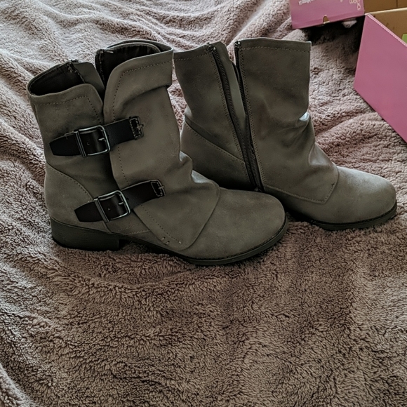 ankle strap pump block heel